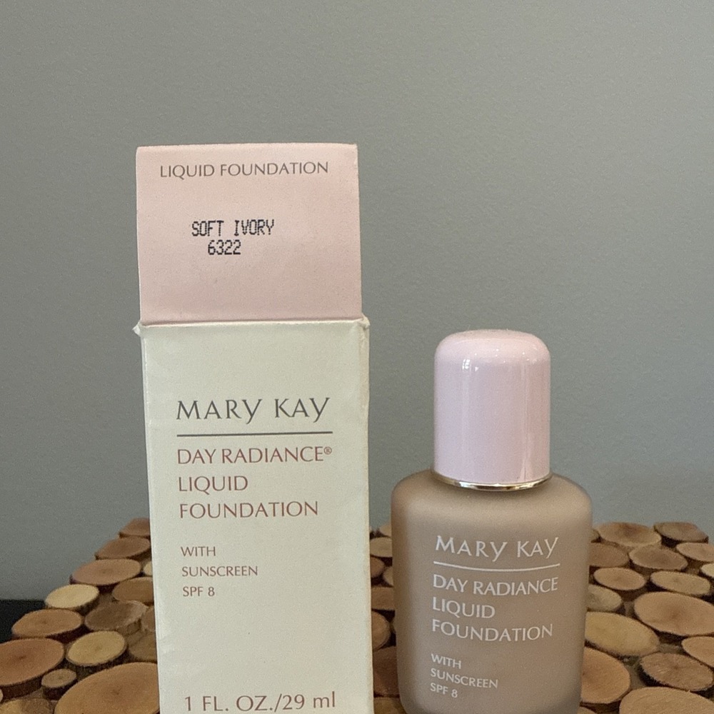 MARY KAY Day Radiance Liquid Foundation Soft Ivory 6322 ‎  New Old Stock
